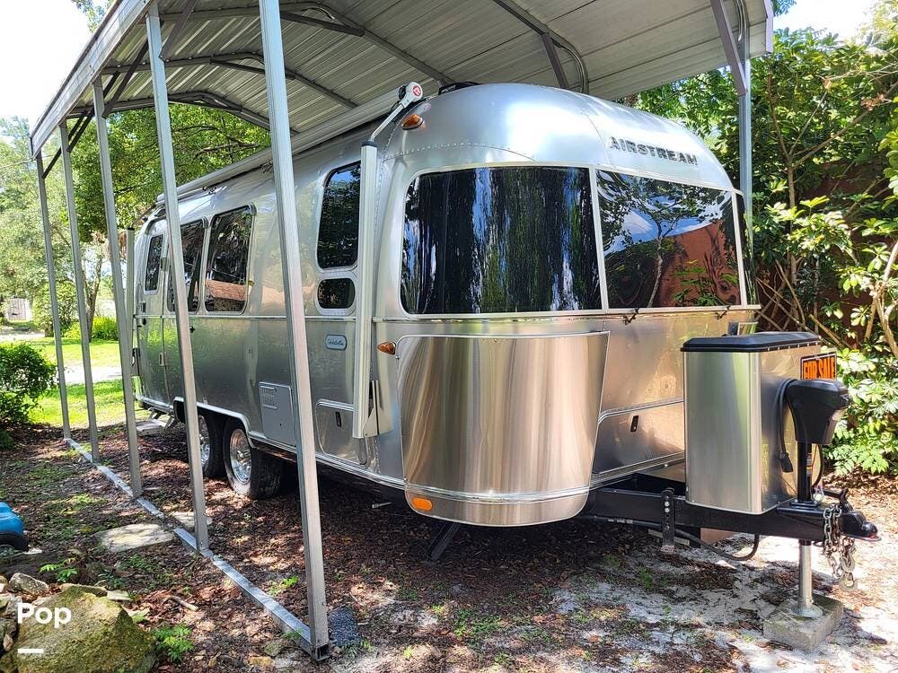 Call now about this 2020 Airstream Globetrotter 23FB TWIN! 2020 Airstream Globetrotter 23FB TWIN - Used Travel Trailer For Sale by Pop RVs in Casselberry, Florida features Awning, Leveling Jacks, Air Conditioning