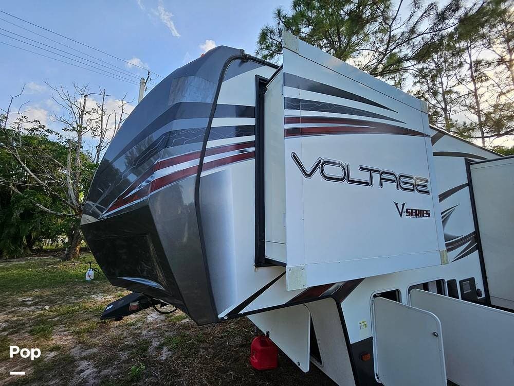 Call now about this 2016 Dutchmen Voltage 3805! 2016 Dutchmen Voltage 3805 - Used Toy Hauler For Sale by Pop RVs in West Palm Beach, Florida features Generator, Slideout, Leveling Jacks, Awning, Air Conditioning