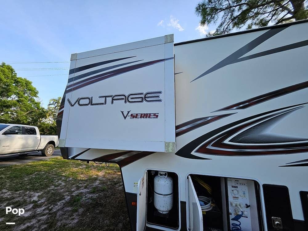 Contact us now about this 2016 Dutchmen Voltage 3805! 2016 Voltage 3805 by Dutchmen from Pop RVs in West Palm Beach, Florida