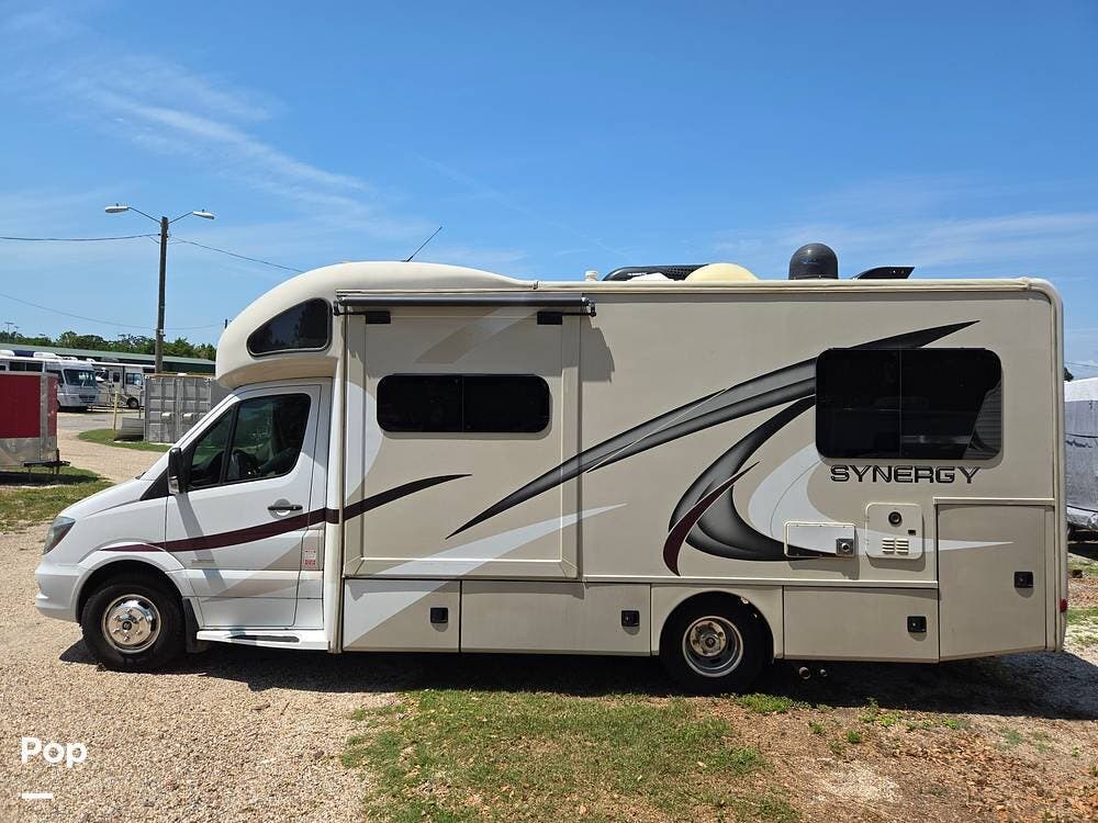 Call now about this 2017 Thor Motor Coach Synergy TT24! 2017 Thor Motor Coach Synergy TT24 - Used Class C For Sale by Pop RVs in Belleair, Florida features Slideout, Air Conditioning, Generator, Awning