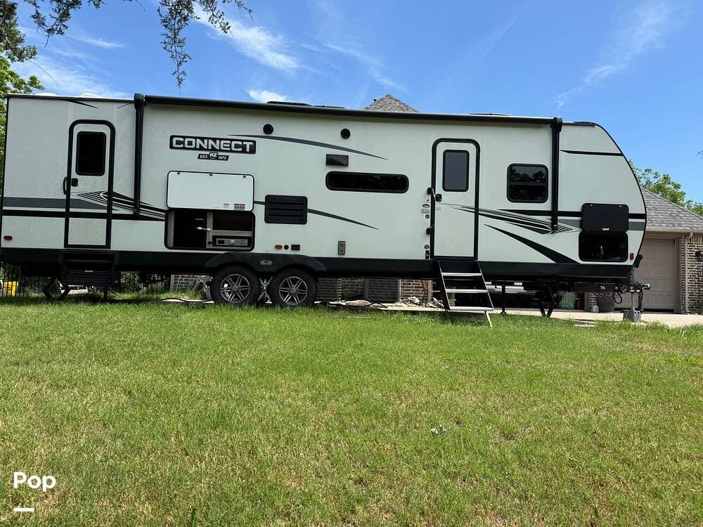 Call now about this 2022 K-Z Connect 291BHK! 2022 K-Z Connect 291BHK - Used Travel Trailer For Sale by Pop RVs in Forney, Texas features Slideout, Leveling Jacks, Air Conditioning, Awning