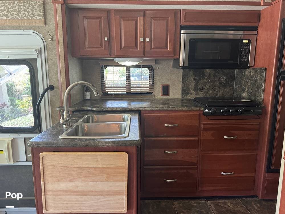 Contact us now about this 2013 Itasca Sunstar 27N! 2013 Sunstar 27N by Itasca from Pop RVs in Sarasota, Florida