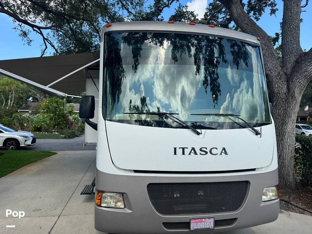 Call now about this 2013 Itasca Sunstar 27N! 2013 Itasca Sunstar 27N - Used Class A For Sale by Pop RVs in Sarasota, Florida features Air Conditioning, Generator, Leveling Jacks, Slideout, Awning