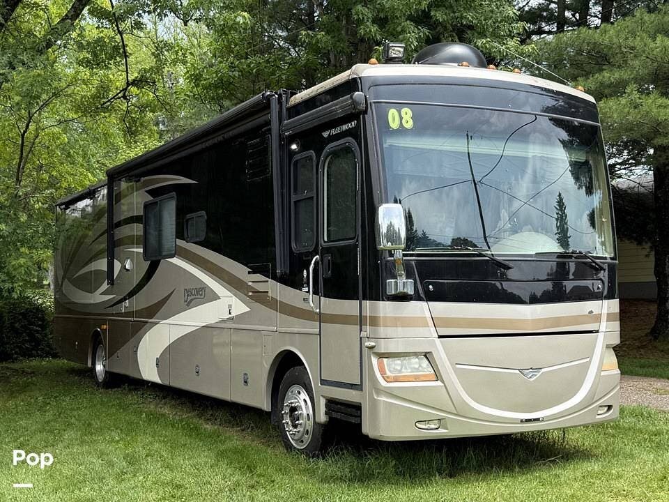 Call now about this 2008 Fleetwood Discovery 40X! 2008 Fleetwood Discovery 40X - Used Diesel Pusher For Sale by Pop RVs in Zanesville, Ohio features Generator, Awning, Air Conditioning, Slideout, Leveling Jacks