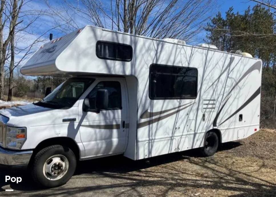 Call now about this 2018 Thor Motor Coach Majestic 23A! 2018 Thor Motor Coach Majestic 23A - Used Class C For Sale by Pop RVs in Gorham, Maine features Generator, Air Conditioning