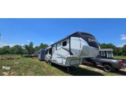 Call now about this 2022 Prime Time Crusader M335 RLP! 2022 Prime Time Crusader M335 RLP - Used Fifth Wheel For Sale by Pop RVs in Pattison, Texas features Slideout