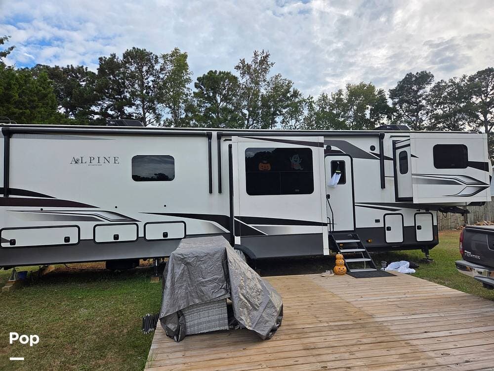 Contact us now about this 2023 Keystone Alpine 3712KB! 2023 Alpine 3712KB by Keystone from Pop RVs in Longs, South Carolina