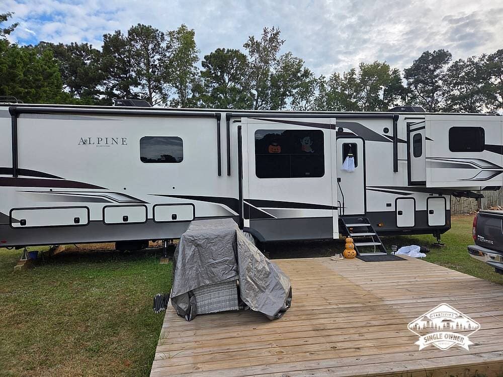 Call now about this 2023 Keystone Alpine 3712KB! 2023 Keystone Alpine 3712KB - Used Fifth Wheel For Sale by Pop RVs in Longs, South Carolina features Air Conditioning, Awning, Slideout