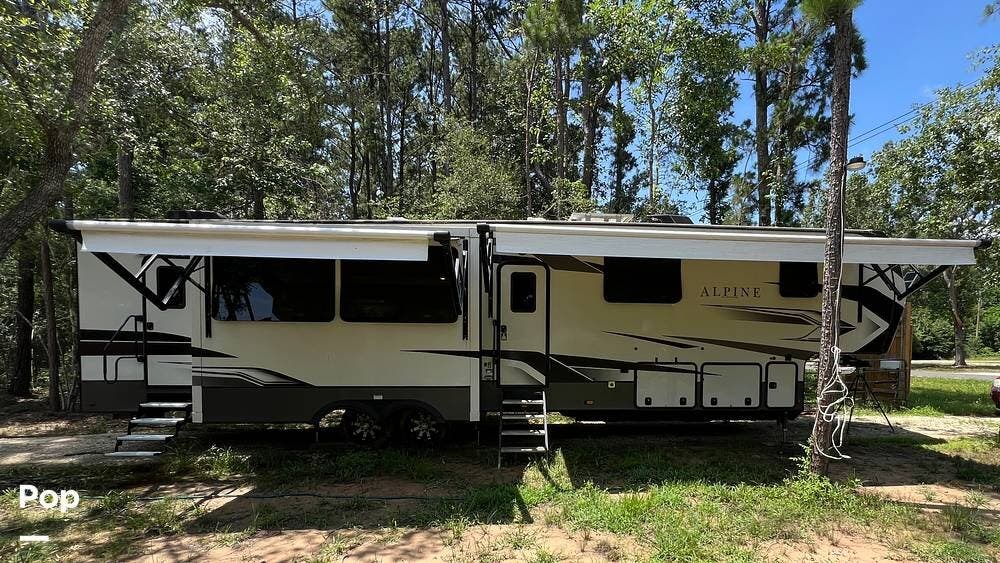 Call now about this 2022 Keystone Alpine 3910RK! 2022 Keystone Alpine 3910RK - Used Fifth Wheel For Sale by Pop RVs in Livingston, Texas features Air Conditioning, Awning, Slideout, Leveling Jacks