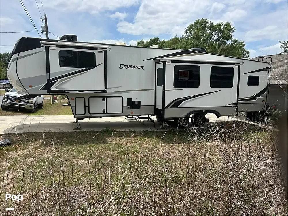Call now about this 2022 Prime Time Crusader 395BHL! 2022 Prime Time Crusader 395BHL - Used Fifth Wheel For Sale by Pop RVs in Ocala, Florida features Awning, Air Conditioning, Slideout, Leveling Jacks