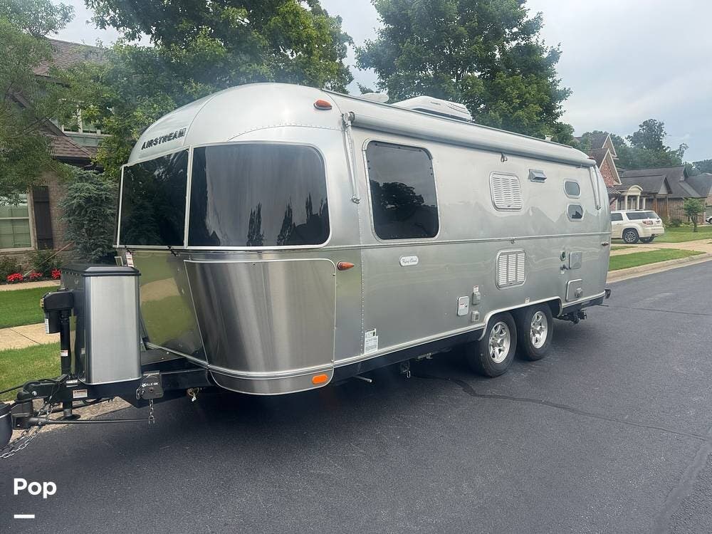 Call now about this 2021 Airstream Flying Cloud 23FB QUEEN! 2021 Airstream Flying Cloud 23FB QUEEN - Used Travel Trailer For Sale by Pop RVs in Hiwasse, Arkansas features Air Conditioning, Leveling Jacks, Awning