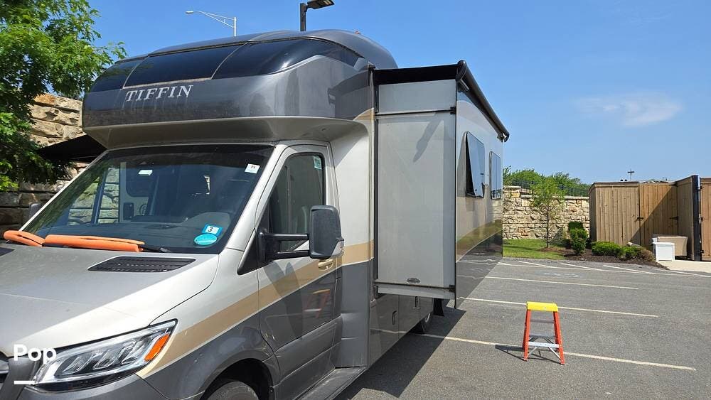 Call now about this 2019 Tiffin Wayfarer 25RW! 2019 Tiffin Wayfarer 25RW - Used Class C For Sale by Pop RVs in Sloanesville, New York features Leveling Jacks, Generator, Awning, Slideout, Air Conditioning