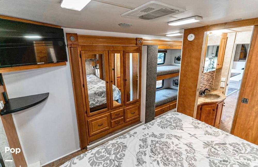 Call now about this 2008 Gulf Stream SuperNova 6400! 2008 Gulf Stream SuperNova 6400 - Used Super C For Sale by Pop RVs in Spokane, Washington features Leveling Jacks, Generator, Awning, Air Conditioning, Slideout