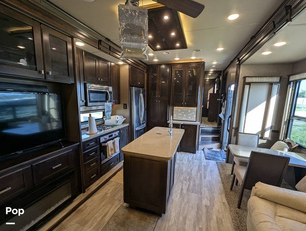 Contact us now about this 2019 Vanleigh Vilano 320GK! 2019 Vilano 320GK by Vanleigh from Pop RVs in Punta Gorda, Florida