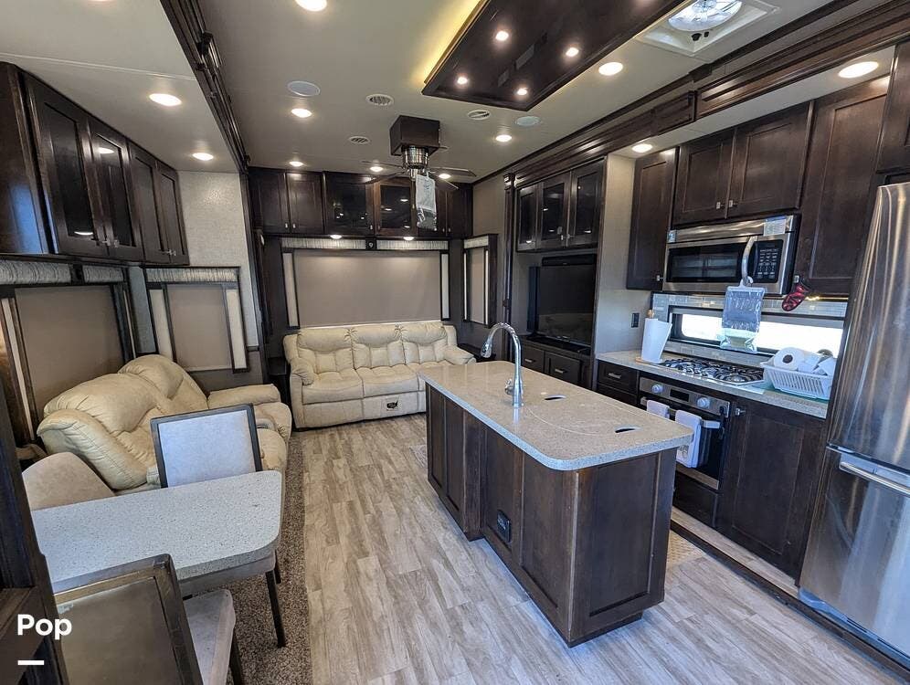 Call now about this 2019 Vanleigh Vilano 320GK! 2019 Vanleigh Vilano 320GK - Used Fifth Wheel For Sale by Pop RVs in Punta Gorda, Florida features Air Conditioning, Leveling Jacks, Slideout, Awning