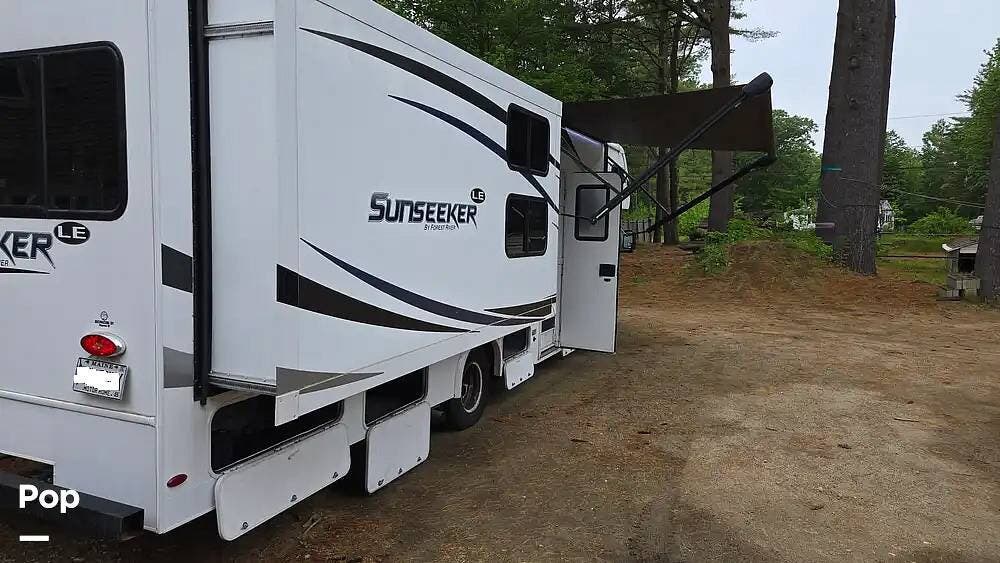 Call now about this 2019 Forest River Sunseeker LE 3250DS! 2019 Forest River Sunseeker LE 3250DS - Used Class C For Sale by Pop RVs in Kennebunk, Maine features Slideout, Generator, Air Conditioning, Awning