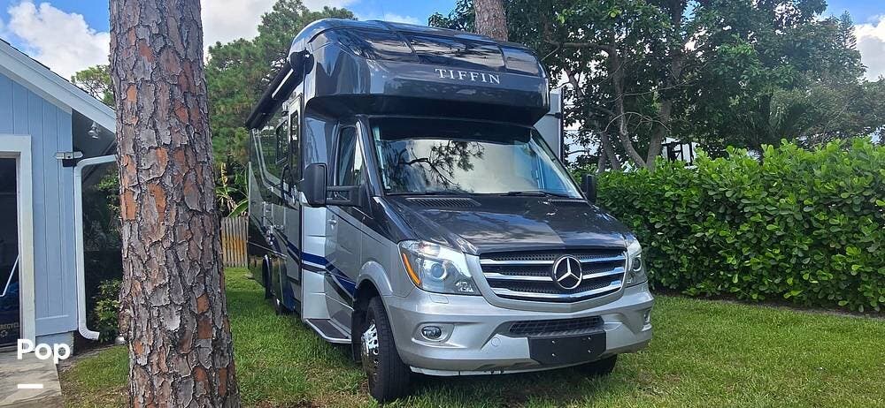 Contact us now about this 2019 Tiffin Wayfarer 24FW! 2019 Wayfarer 24FW by Tiffin from Pop RVs in Jupiter, Florida