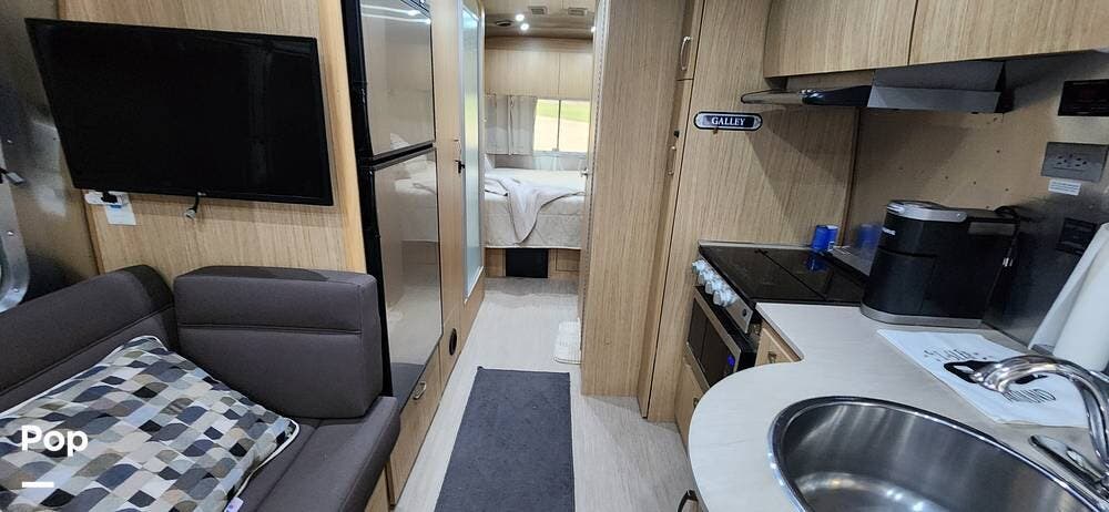 Call now about this 2020 Airstream Flying Cloud 25FB QUEEN! 2020 Airstream Flying Cloud 25FB QUEEN - Used Travel Trailer For Sale by Pop RVs in Kingston, Oklahoma features Leveling Jacks, Air Conditioning, Awning