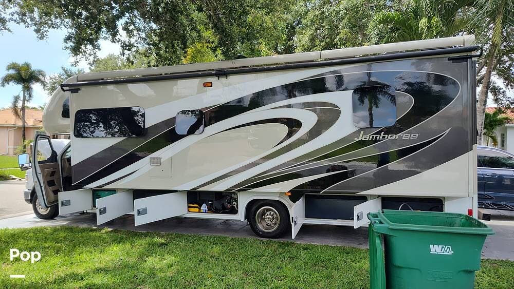Call now about this 2017 Fleetwood Jamboree 30F! 2017 Fleetwood Jamboree 30F - Used Class C For Sale by Pop RVs in Naples, Florida features Slideout, Awning, Air Conditioning, Generator, Leveling Jacks