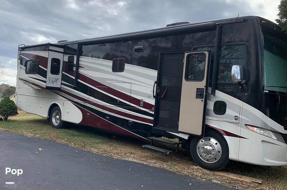 Call now about this 2017 Tiffin Allegro Open Road 36UA! 2017 Tiffin Allegro Open Road 36UA - Used Class A For Sale by Pop RVs in Mascot, Tennessee features Slideout, Air Conditioning, Generator, Leveling Jacks, Awning
