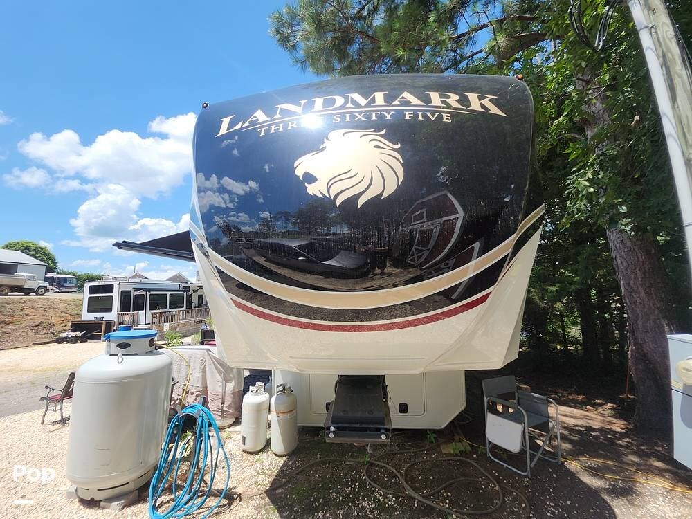 Contact us now about this 2016 Heartland Landmark 365 Newport! 2016 Landmark 365 Newport by Heartland from Pop RVs in Prosperity, South Carolina