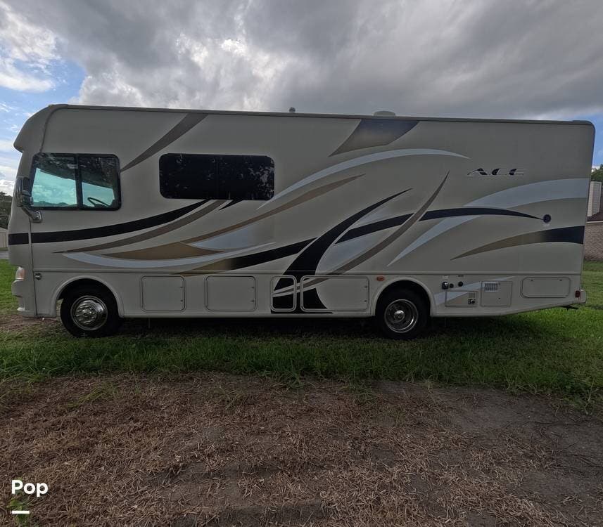 Call now about this 2015 Thor Motor Coach A.C.E. 27.1! 2015 Thor Motor Coach A.C.E. 27.1 - Used Class A For Sale by Pop RVs in Jacksonville, Florida features Leveling Jacks, Air Conditioning, Generator, Awning, Slideout