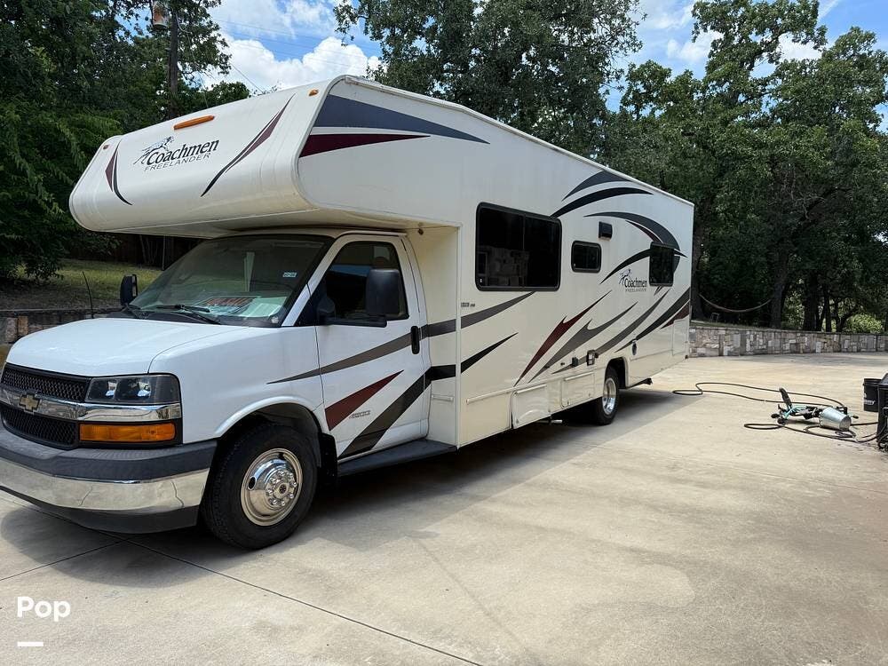 Call now about this 2018 Coachmen Freelander 27QB! 2018 Coachmen Freelander 27QB - Used Class C For Sale by Pop RVs in Southlake, Texas features Generator, Air Conditioning, Awning
