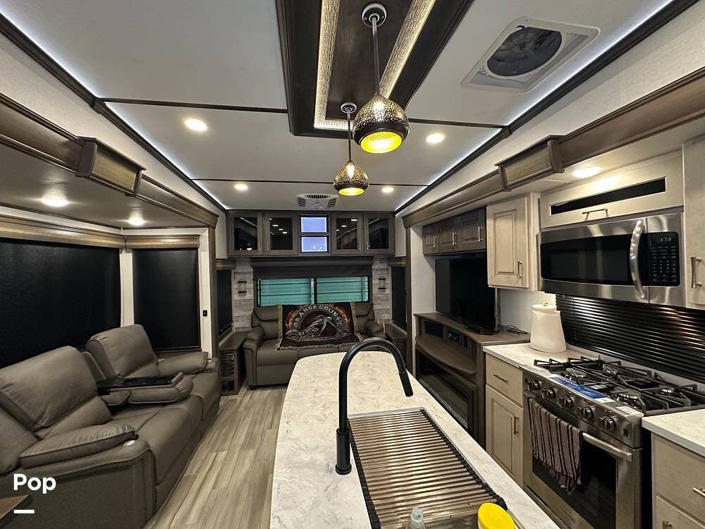 Call now about this 2021 Alliance RV Paradigm 340RL! 2021 Alliance RV Paradigm 340RL - Used Fifth Wheel For Sale by Pop RVs in Lake Jackson, Texas features Leveling Jacks, Slideout, Awning, Air Conditioning