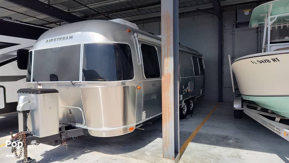 Call now about this 2018 Airstream Flying Cloud 27FB! 2018 Airstream Flying Cloud 27FB - Used Travel Trailer For Sale by Pop RVs in Fort Myers, Florida features Air Conditioning, Awning, Leveling Jacks