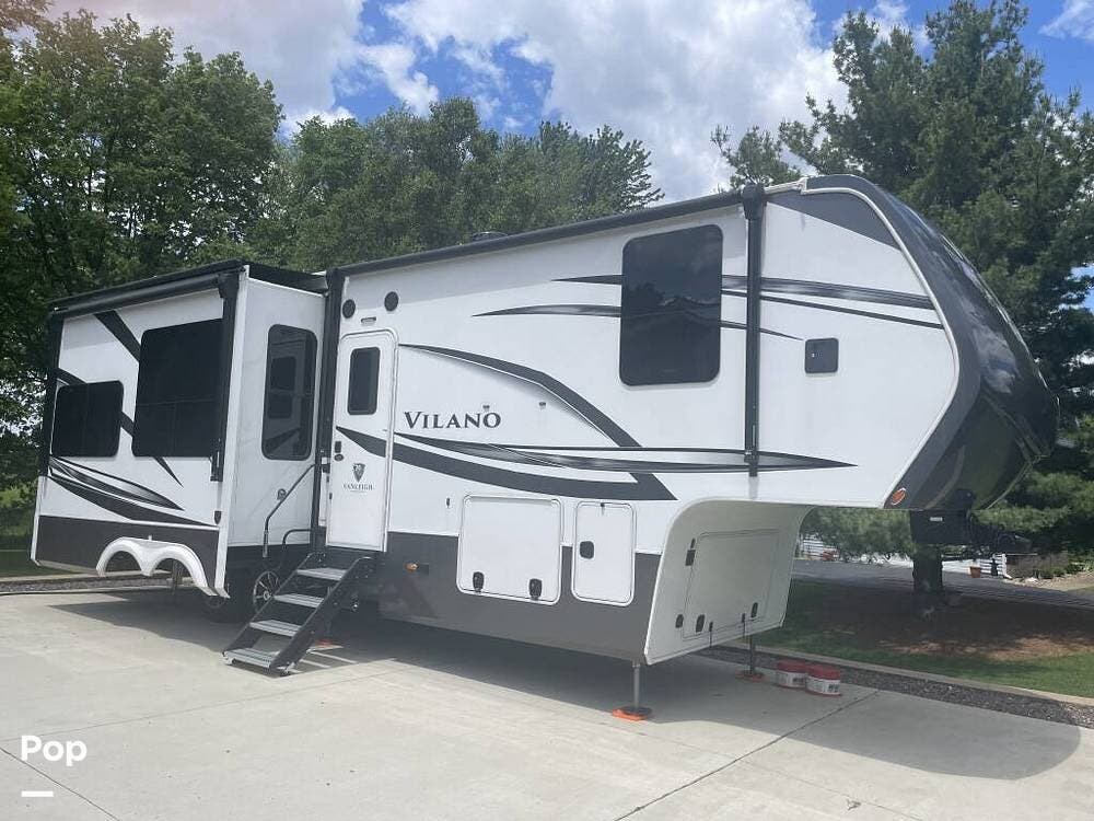 Contact us now about this 2023 Vanleigh Vilano 320GK! 2023 Vilano 320GK by Vanleigh from Pop RVs in Bloomington, Illinois