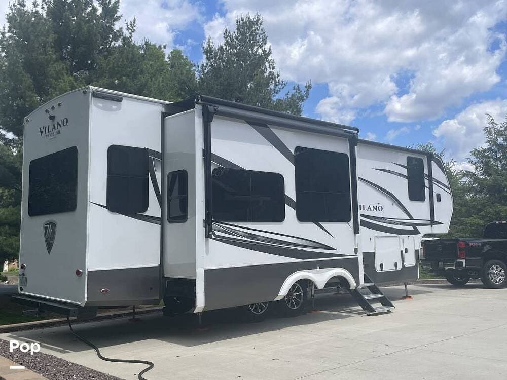 Call now about this 2023 Vanleigh Vilano 320GK! 2023 Vanleigh Vilano 320GK - Used Fifth Wheel For Sale by Pop RVs in Bloomington, Illinois features Air Conditioning, Awning, Leveling Jacks, Slideout