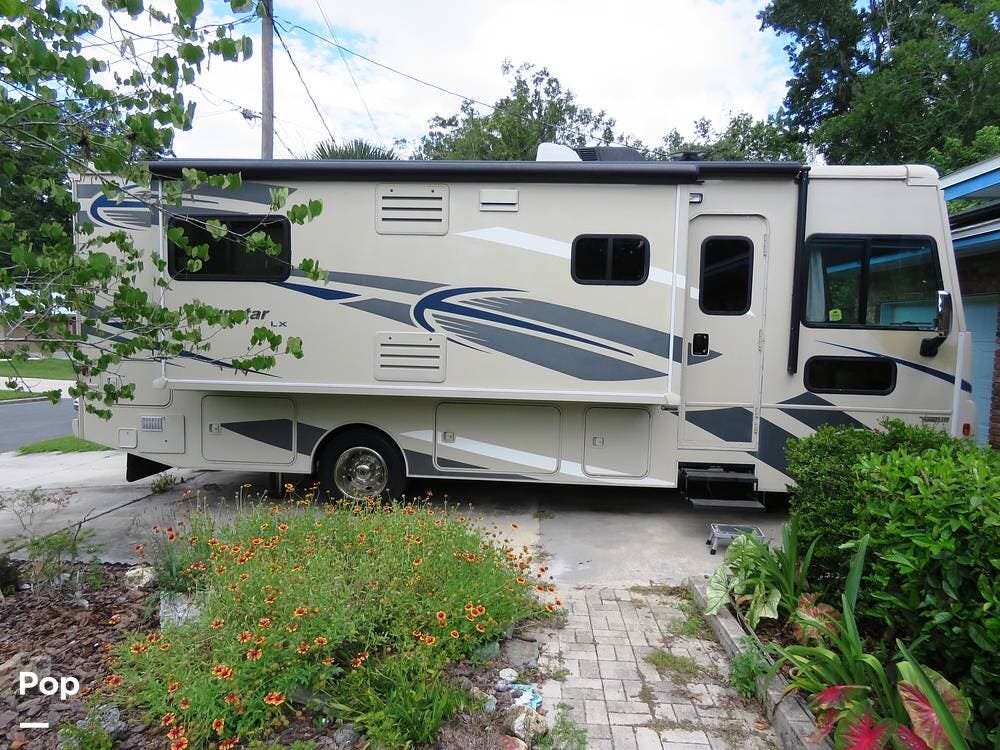 Call now about this 2017 Winnebago Sunstar LX 27N! 2017 Winnebago Sunstar LX 27N - Used Class A For Sale by Pop RVs in Gainesville, Florida features Generator, Leveling Jacks, Air Conditioning, Awning, Slideout