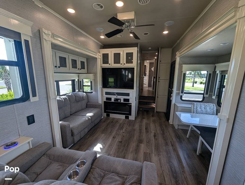 Call now about this 2021 Vanleigh Vilano 390LK! 2021 Vanleigh Vilano 390LK - Used Fifth Wheel For Sale by Pop RVs in Palmetto, Florida features Air Conditioning, Leveling Jacks, Awning, Slideout