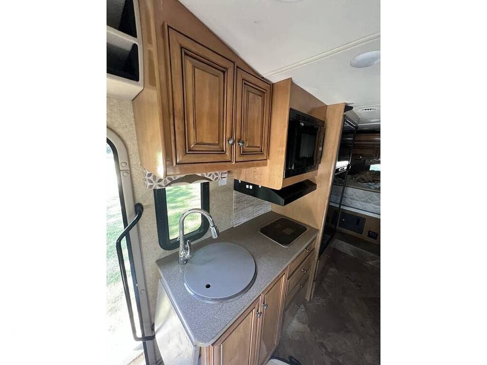 Call now about this 2016 Thor Motor Coach Siesta 24SR! 2016 Thor Motor Coach Siesta 24SR - Used Class C For Sale by Pop RVs in Bakersfield, California features Air Conditioning, Generator, Slideout, Awning
