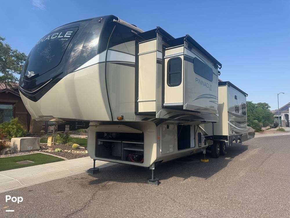 Call now about this 2022 Jayco Pinnacle 36SSWS! 2022 Jayco Pinnacle 36SSWS - Used Fifth Wheel For Sale by Pop RVs in Phoenix, Arizona features Slideout, Air Conditioning, Leveling Jacks, Awning