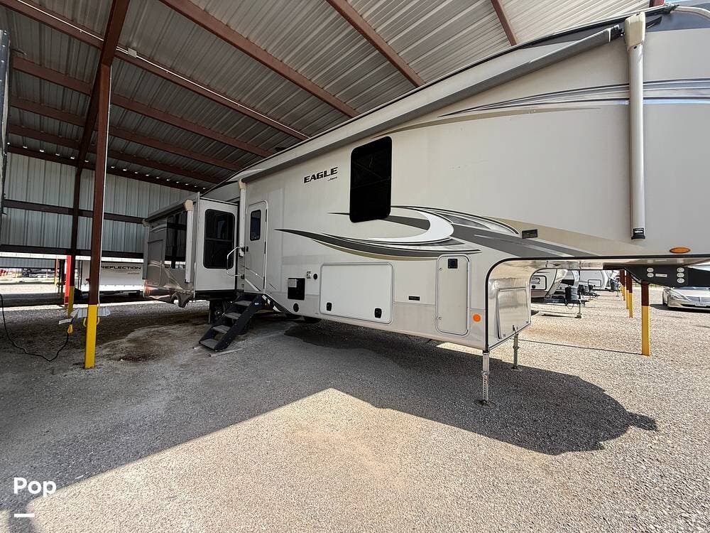Call now about this 2020 Jayco Eagle 336FBOK! 2020 Jayco Eagle 336FBOK - Used Fifth Wheel For Sale by Pop RVs in Royse City, Texas features Slideout, Air Conditioning, Awning