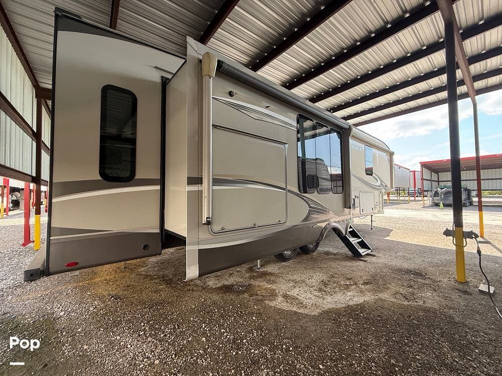 Contact us now about this 2020 Jayco Eagle 336FBOK! 2020 Eagle 336FBOK by Jayco from Pop RVs in Royse City, Texas