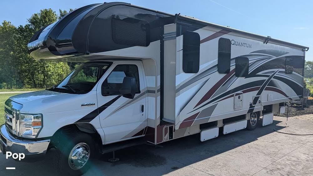 Call now about this 2020 Thor Motor Coach Quantum WS31! 2020 Thor Motor Coach Quantum WS31 - Used Class C For Sale by Pop RVs in Sheridan, Indiana features Generator, Slideout, Awning, Air Conditioning
