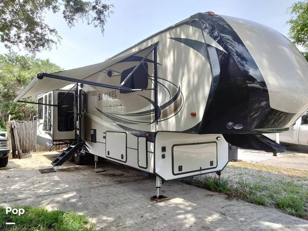 Call now about this 2017 Prime Time Sanibel 3651! 2017 Prime Time Sanibel 3651 - Used Fifth Wheel For Sale by Pop RVs in Indialantic, Florida features Leveling Jacks, Air Conditioning, Slideout, Awning