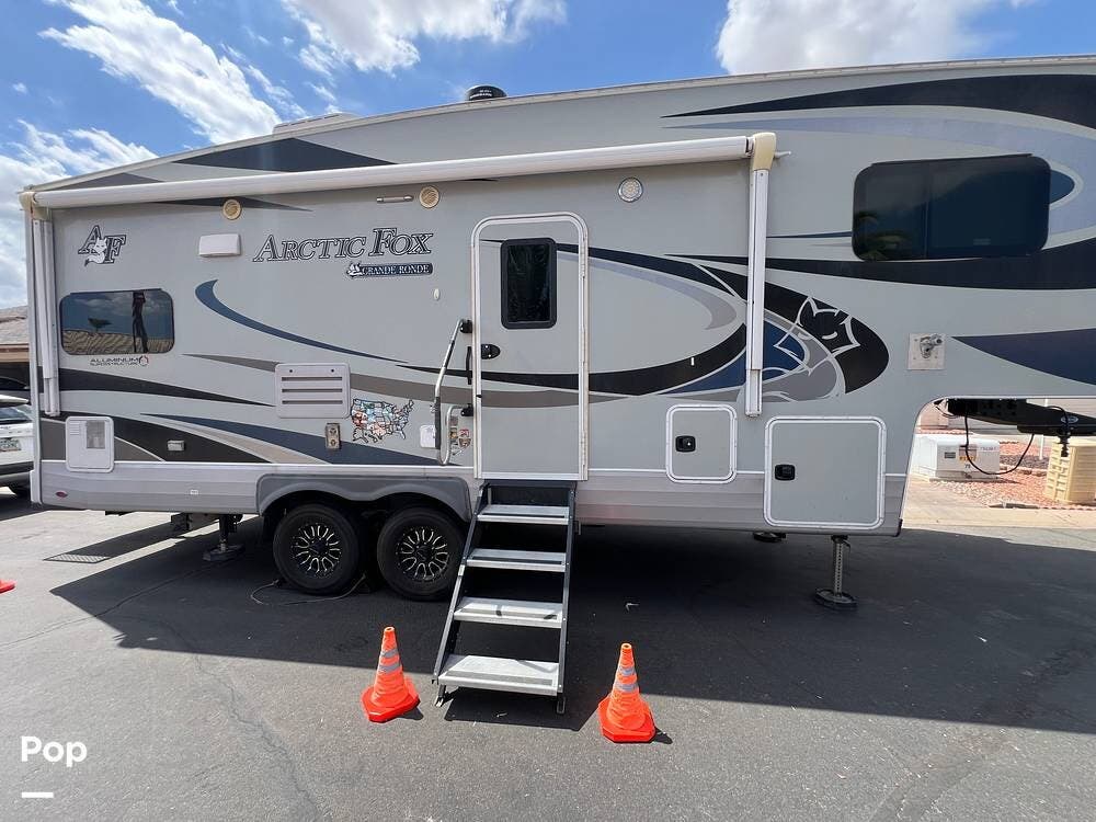 Call now about this 2021 Northwood Arctic Fox Grande Ronde 27-5L! 2021 Northwood Arctic Fox Grande Ronde 27-5L - Used Fifth Wheel For Sale by Pop RVs in Chandler, Arizona features Awning, Air Conditioning, Slideout