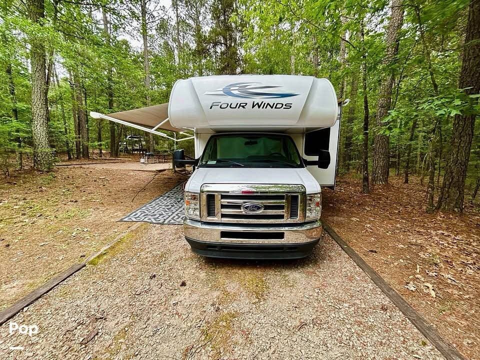 Call now about this 2022 Thor Motor Coach Four Winds 27R! 2022 Thor Motor Coach Four Winds 27R - Used Class C For Sale by Pop RVs in Sherrills Ford, North Carolina features Leveling Jacks, Awning, Slideout, Generator, Air Conditioning