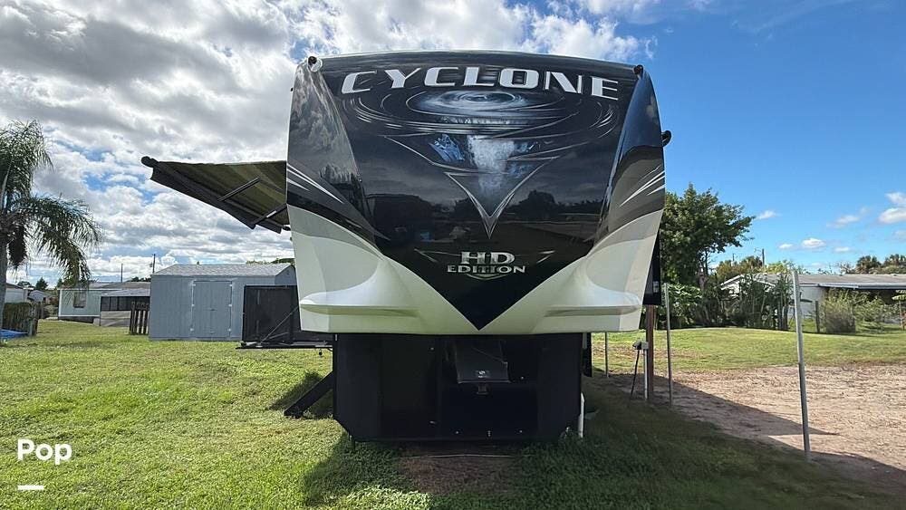 Call now about this 2020 Heartland Cyclone 4270! 2020 Heartland Cyclone 4270 - Used Toy Hauler For Sale by Pop RVs in Kissimmee, Florida features Generator, Leveling Jacks, Awning, Air Conditioning, Slideout
