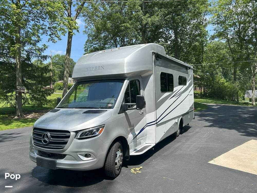 Call now about this 2022 Tiffin Wayfarer 25 RW! 2022 Tiffin Wayfarer 25 RW - Used Class C For Sale by Pop RVs in Mcmurray, Pennsylvania features Generator, Awning, Slideout, Leveling Jacks, Air Conditioning