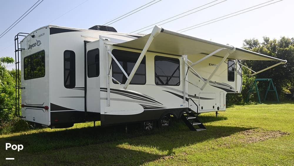 Call now about this 2022 Jayco Eagle 321RSTS! 2022 Jayco Eagle 321RSTS - Used Fifth Wheel For Sale by Pop RVs in Parrish, Florida features Slideout, Leveling Jacks, Air Conditioning, Awning