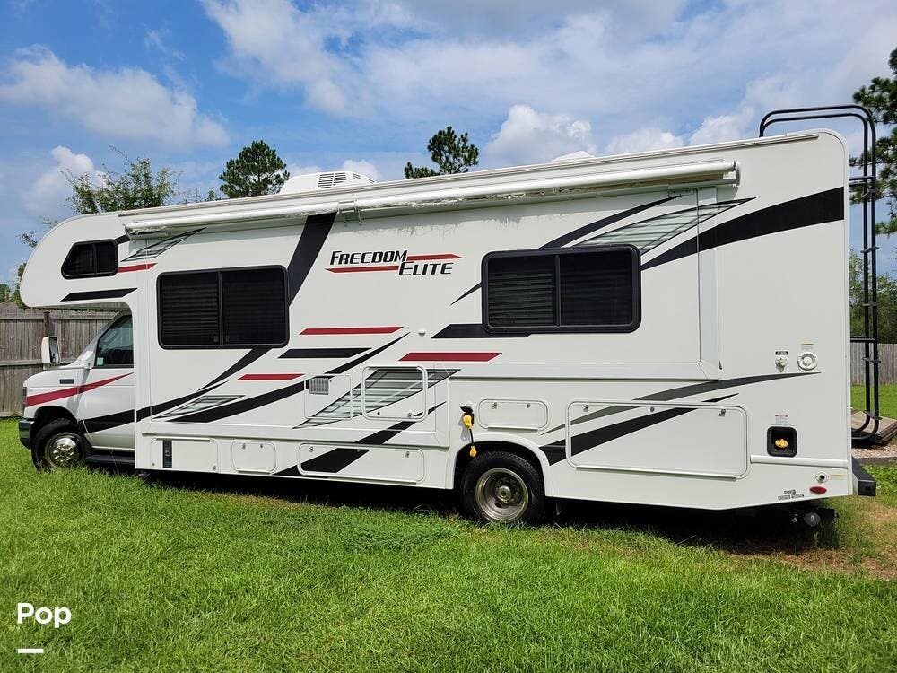 Call now about this 2020 Thor Motor Coach Freedom Elite 27FE! 2020 Thor Motor Coach Freedom Elite 27FE - Used Class C For Sale by Pop RVs in Saucier, Mississippi features Awning, Air Conditioning, Generator, Slideout