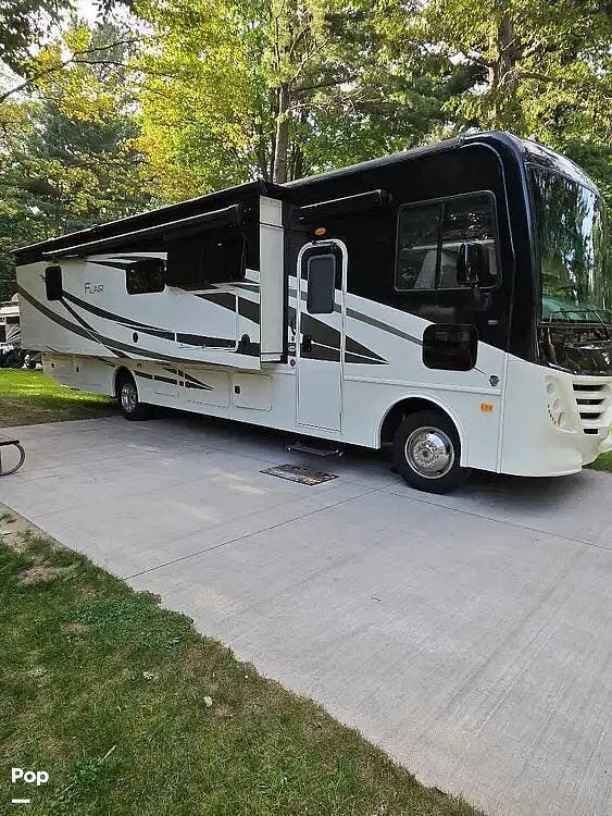 Call now about this 2019 Fleetwood Flair 35R! 2019 Fleetwood Flair 35R - Used Class A For Sale by Pop RVs in Riverview, Michigan features Leveling Jacks, Generator, Air Conditioning, Slideout, Awning