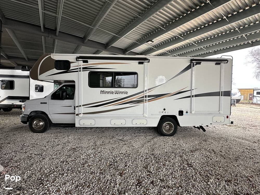 Call now about this 2017 Winnebago Minnie Winnie 26A! 2017 Winnebago Minnie Winnie 26A - Used Class C For Sale by Pop RVs in San Antonio, Texas features Generator, Air Conditioning, Awning, Slideout