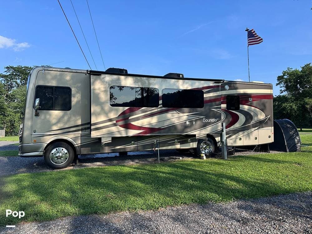 Call now about this 2018 Fleetwood Bounder 35K! 2018 Fleetwood Bounder 35K - Used Class A For Sale by Pop RVs in Carlisle, Pennsylvania features Air Conditioning, Generator, Awning, Slideout