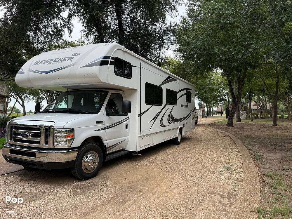 Call now about this 2020 Forest River Sunseeker LE 2850S! 2020 Forest River Sunseeker LE 2850S - Used Class C For Sale by Pop RVs in Ennis, Texas features Slideout, Air Conditioning, Awning, Generator