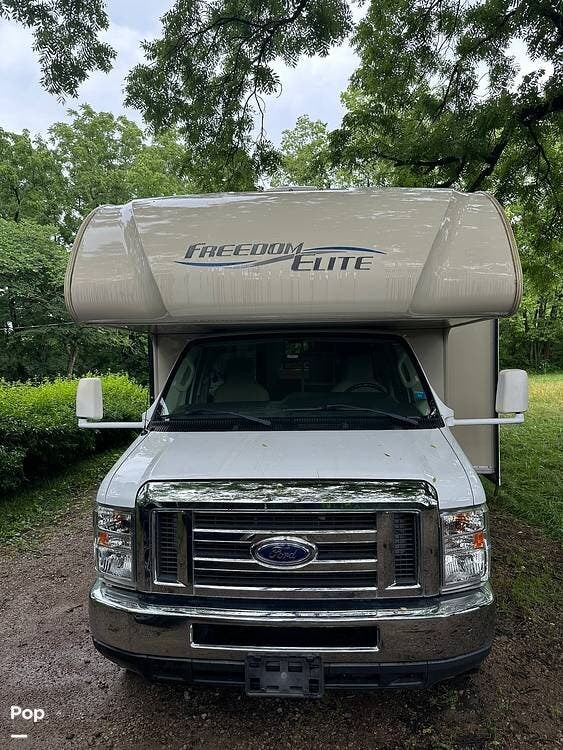 Call now about this 2018 Thor Motor Coach Freedom Elite 30FE! 2018 Thor Motor Coach Freedom Elite 30FE - Used Class C For Sale by Pop RVs in Overland Park, Kansas features Awning, Slideout, Air Conditioning, Generator